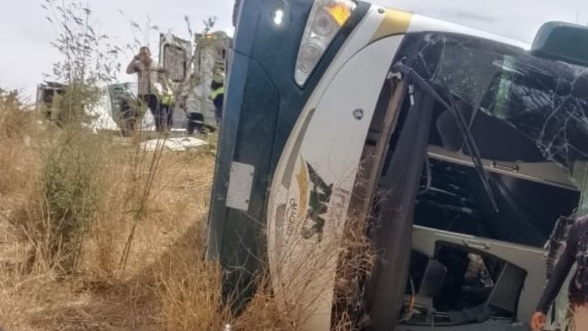 Tráiler embiste autobús de pasajeros en Sinaloa; hay 10 heridos