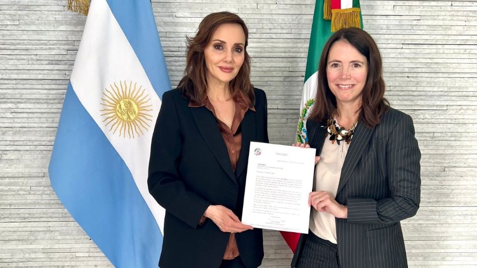 Lilly Téllez acude a embajada de Argentina en México