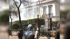 Normalistas de Ayotzinapa realizan pintas y arrojan petardos a edificio de la Segob