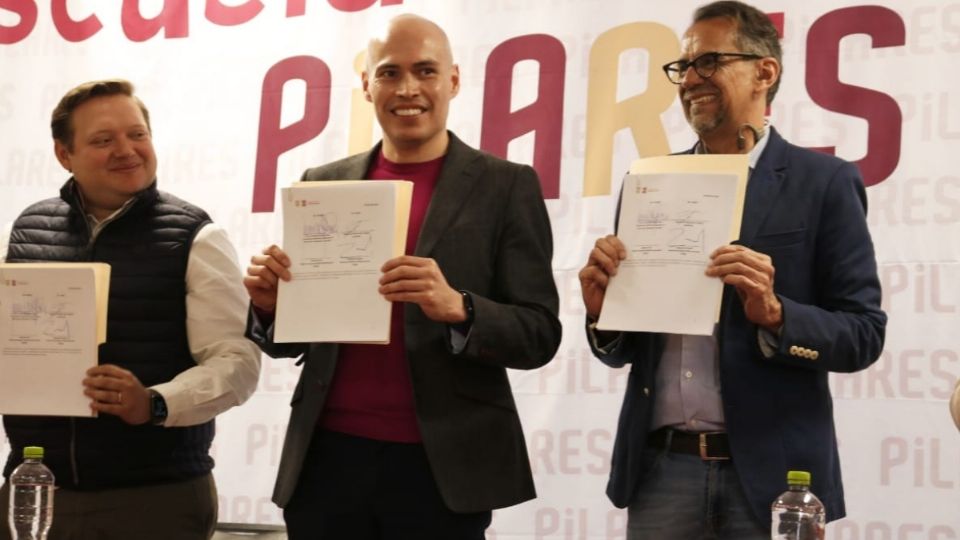 Representantes de Uber y de Pilares durante la firma del convenio