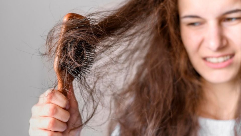 Esta mascarilla es poderosa debido a los ingredientes de la crema que funcionan como hidratantes para nuestro cabello