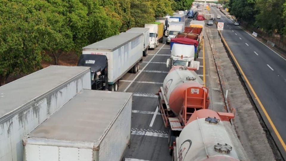 permanecen varados decenas de unidades del transporte público federal con mercancía a entregar en Tapachula