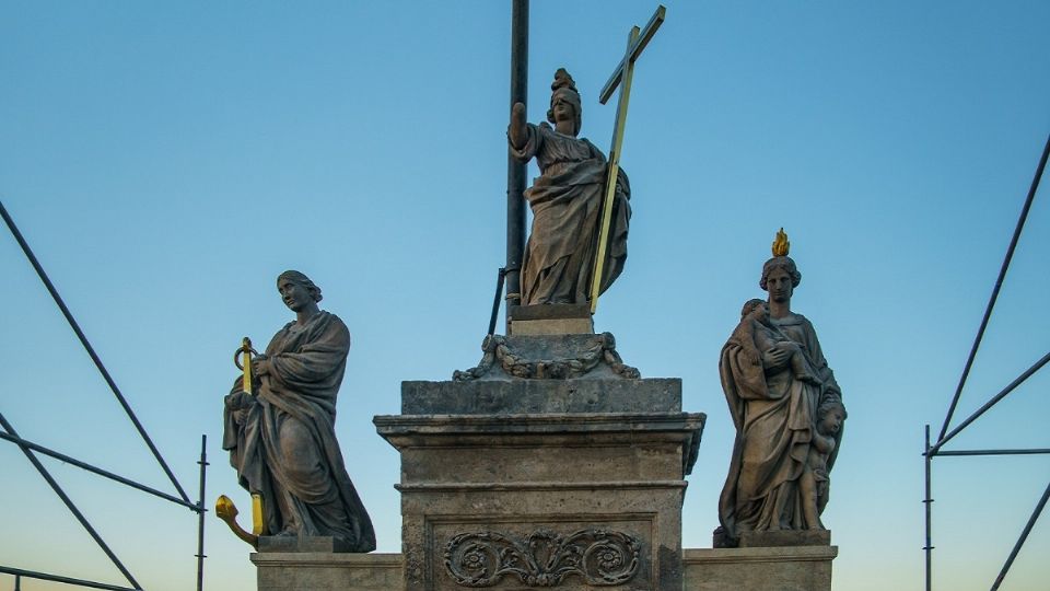 Con la cabeza de la escultura Esperanza restituida se develaron las efigies de Tolsá