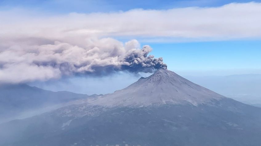 VIDEO | Captan impactantes imágenes del Popocatépetl desde un avión