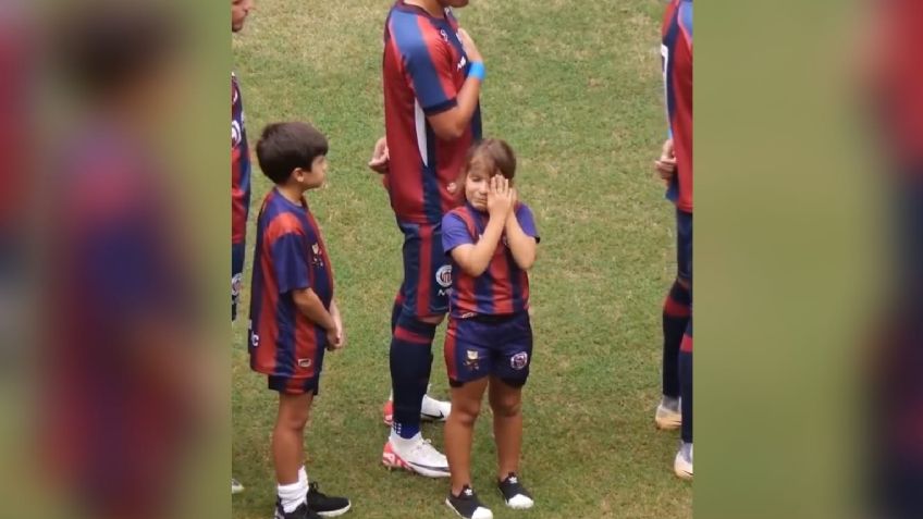 VIDEO: niña rompe en llanto porque la formaron con los jugadores del equipo rival, “Yo voy con los de allá”