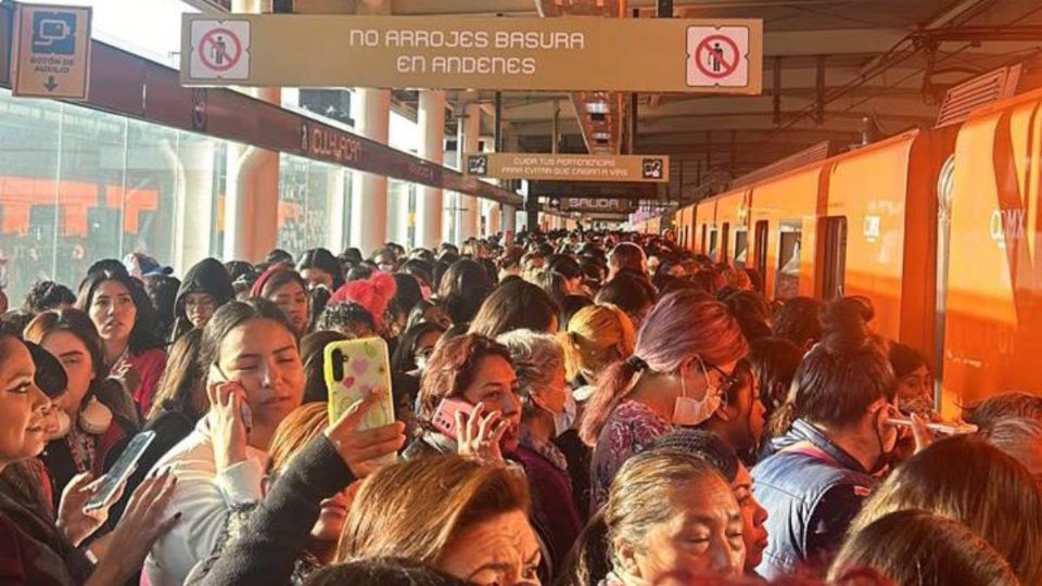 Usuarios en la Línea 12 del Metro reportan lleno y desalojo de los andenes.