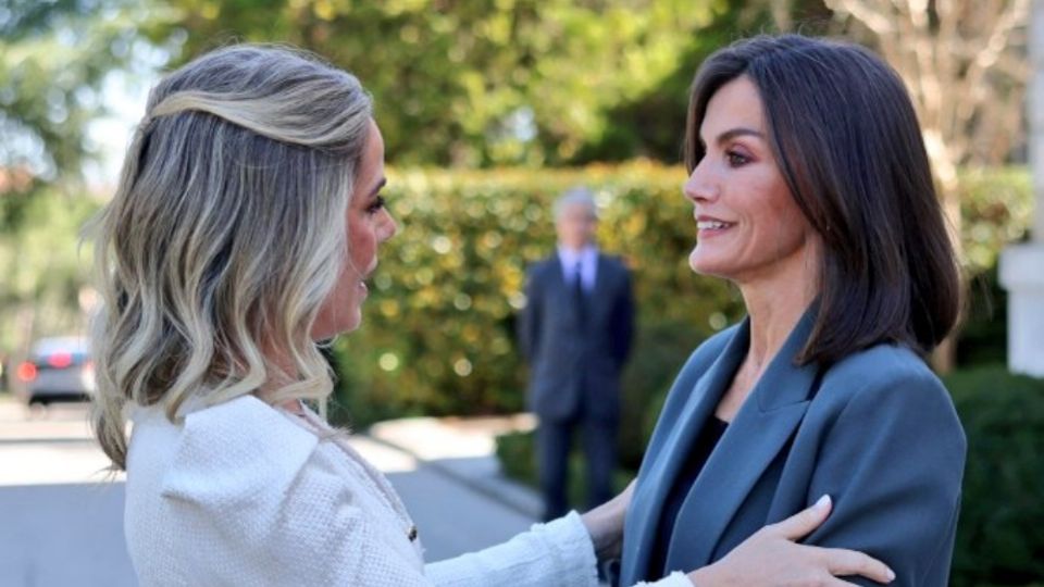 Letizia Ortiz, esposa del rey Felipe VI apareció con un nuevo look en el Palacio de la Zarzuela en honor del Presidente del Paraguay