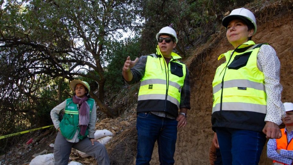 Autoridades durante el recorrido a la barranca