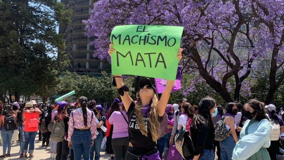 Una forma de visibilizar la violencia que las mujeres han vivido es a través de carteles que ellas mismas pintan