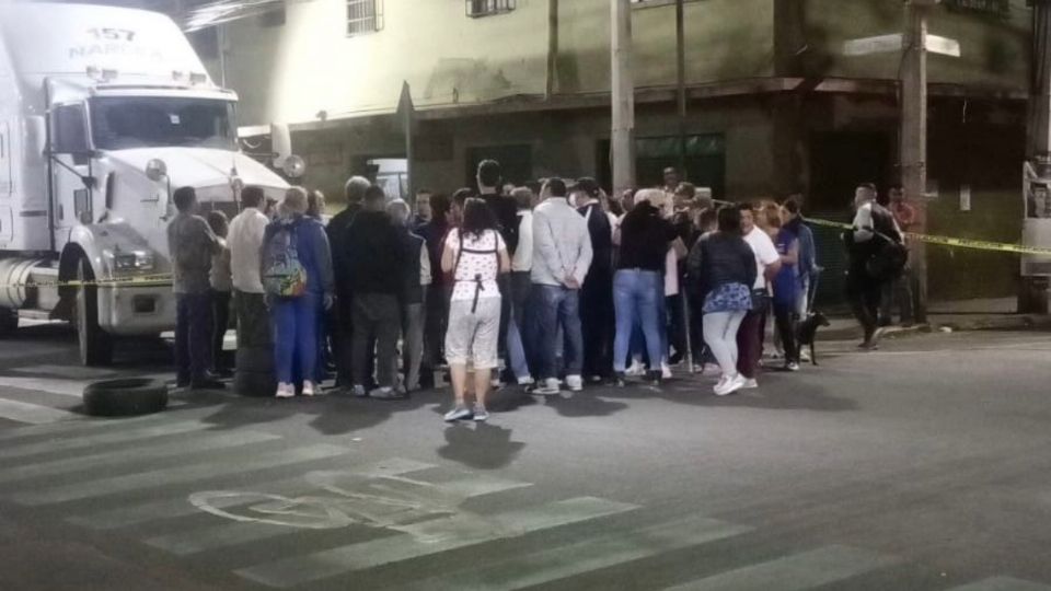 Vecinos dialogan con representantes de la alcaldía para liberar la vía.