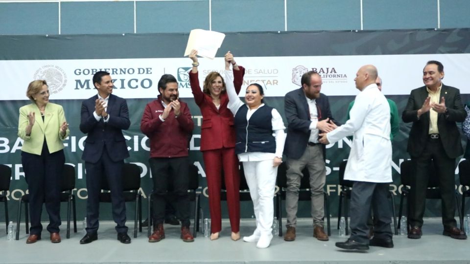 Zoé Robledo hizo un reconocimiento a los trabajadores de la salud que recibieron su plaza, y que junto al gobierno federal y estatal contribuirán en la construcción de una institución federal de atención médica