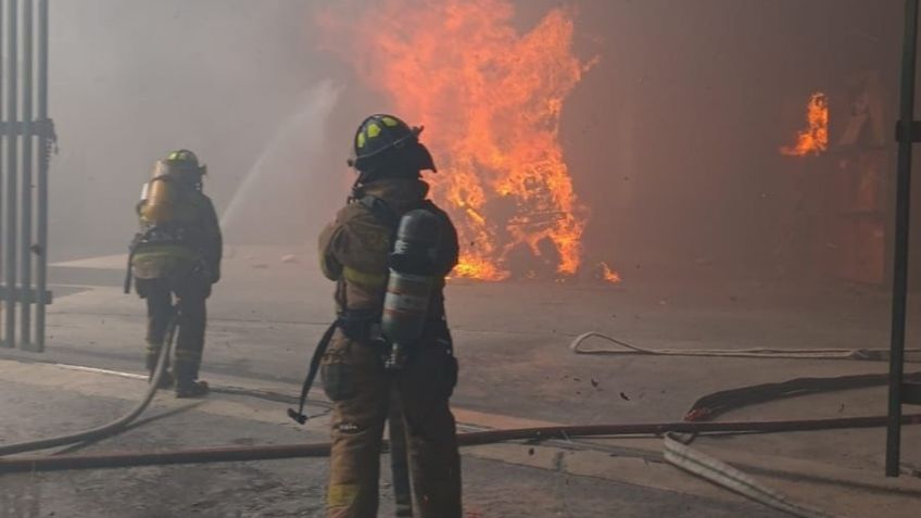 Fuerte incendio consume bodega de madera en San Nicolás y deja gigantesca columna de humo