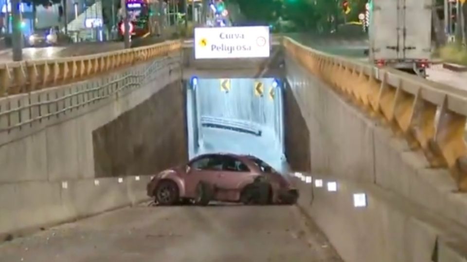 El vehículo chocó y se estrelló en el puente.