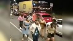 Conductores bailan "Payaso de Rodeo" al quedar varados en la carretera por un accidente | VIDEO