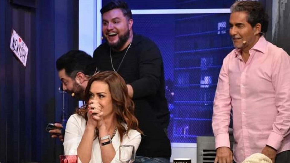 Derbez huye de Stanley con su teléfono en la mano