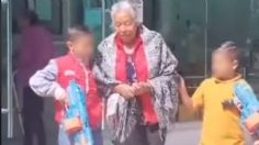 VIDEO: niños "custodian" a su abuelita cuando cobra su pensión del Bienestar en un banco