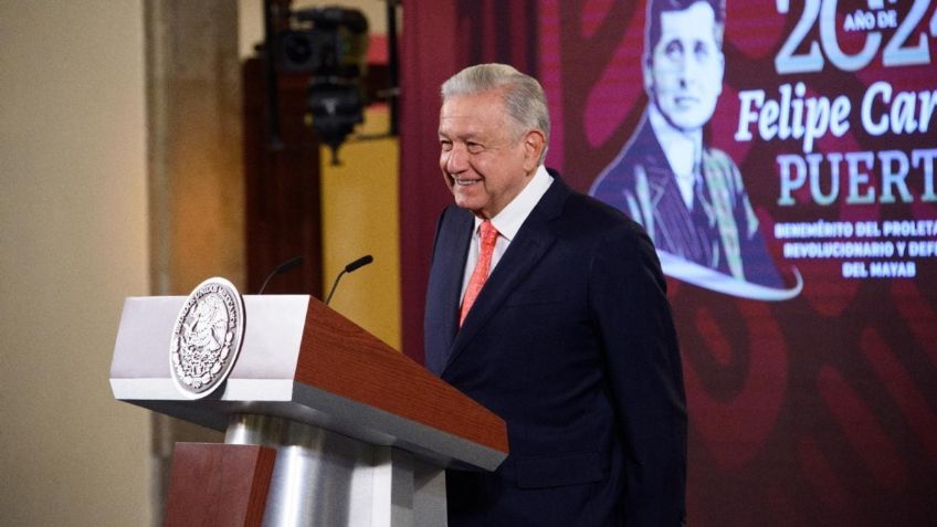 AMLO recibe el primer ejemplar de su libro "¡Gracias!"; saldrá a la venta el próximo 15 de febrero