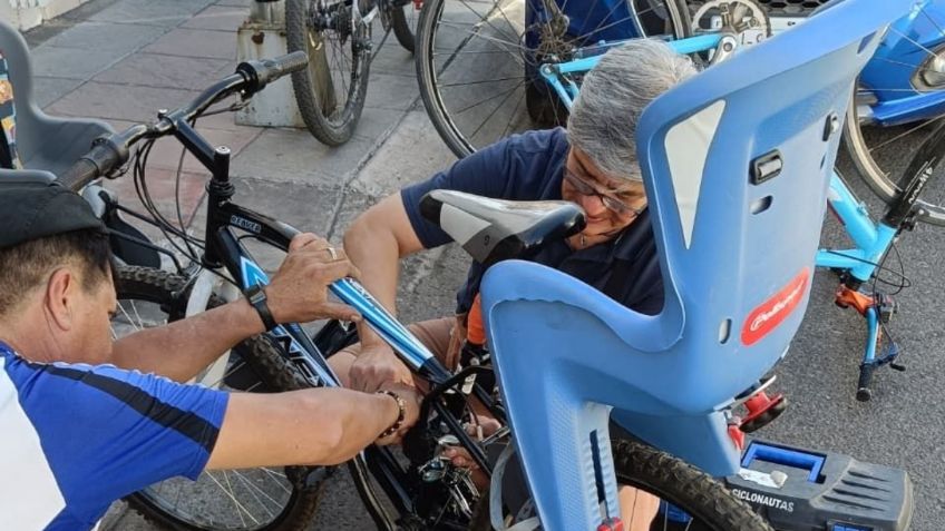 Ciclistas en Querétaro se unen para brindar seguridad a una familia