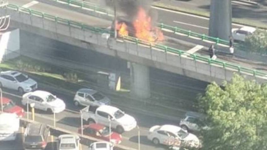 Carro se incendia en el viaducto elevado de la autopista Urbana Sur