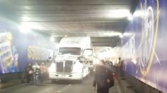 Tráiler queda atorado en bajo puente de Avenida Chapultepec, provoca severas afectaciones viales