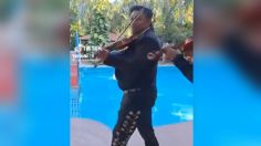 VIDEO: Mariachi cae en una alberca al llegar de sorpresa para dar serenata; sus colegas no pudieron contener las risas