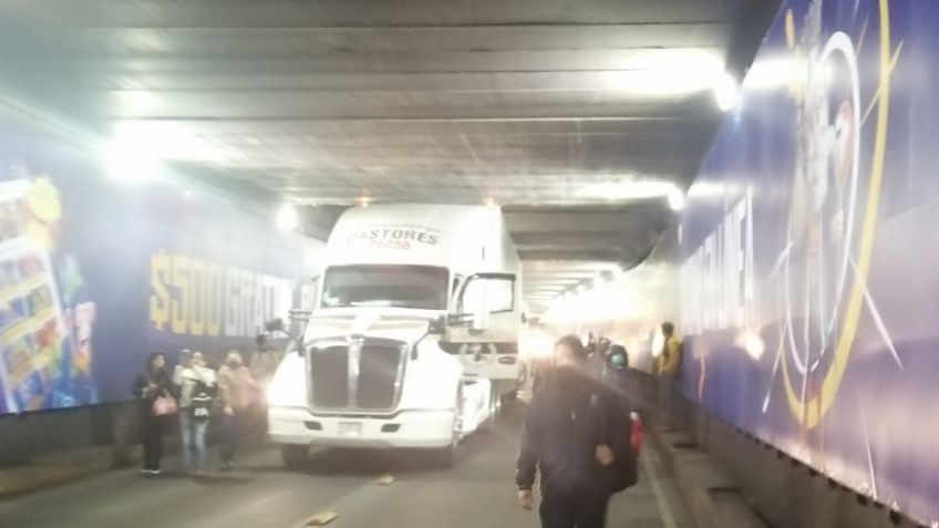 Tráiler queda atorado en bajo puente de Avenida Chapultepec, provoca severas afectaciones viales