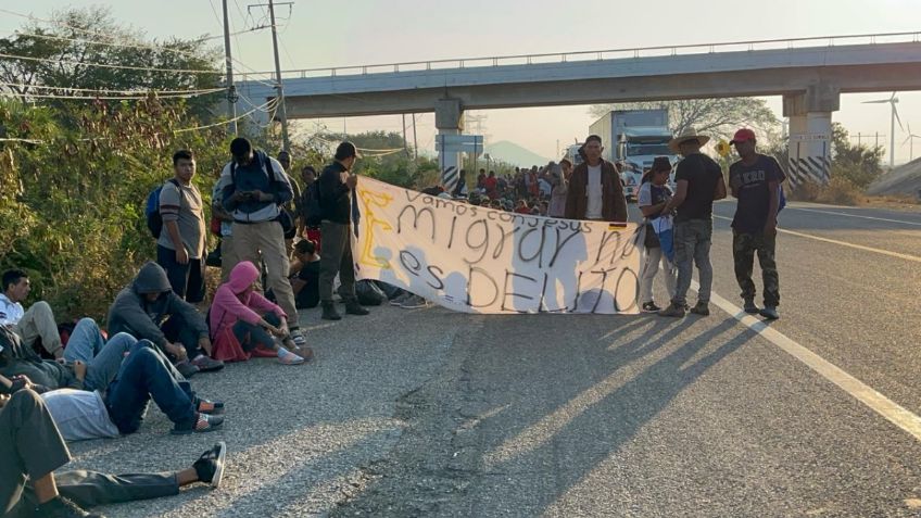 Caravana de más de 700 migrantes permanece activa en Oaxaca