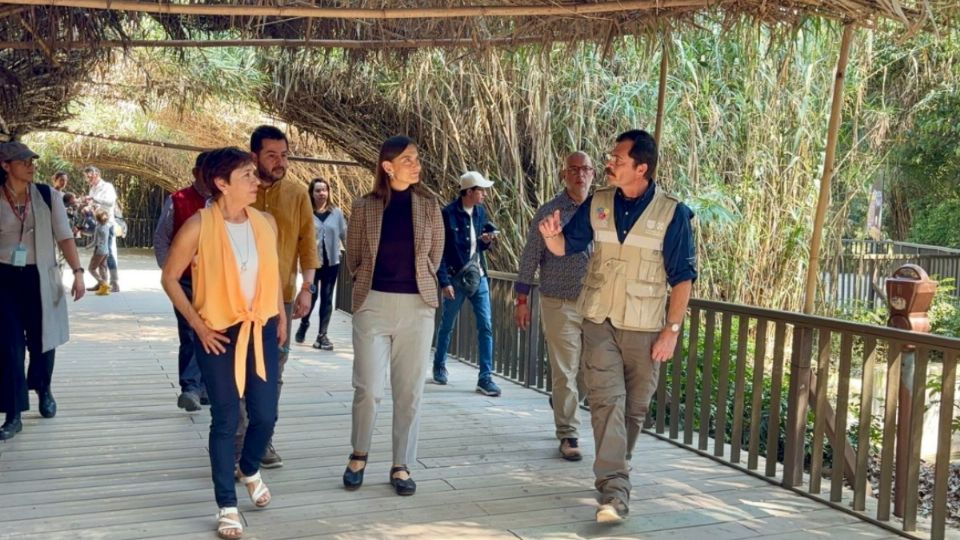 Autoridades durante un recorrido en el Zoológico de Chapultepec.