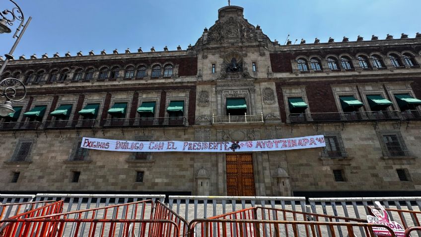 Normalistas de Ayotzinapa cuelgan manta en Palacio Nacional