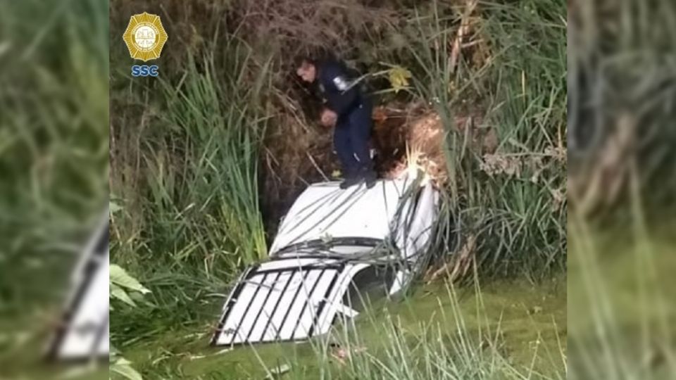 El auto robado terminó con todo y conductor en un canal de aguas negras.