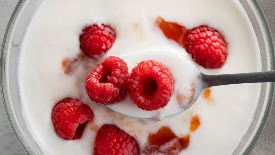 Sólo agrega un poco de crema de cacahuate o almendras.