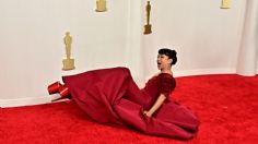 VIDEO: Liza Koshy vive bochornoso momento al caerse en la alfombra roja de los Premios Oscar