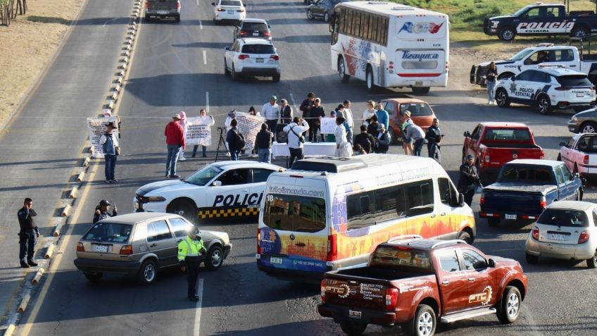 Bloquean la México-Pachuca: vecinos protestan por falta de agua