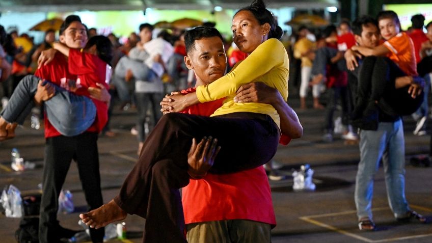 Parejas en Camboya rompen récord: cientos de hombres cargan a mujeres en brazos