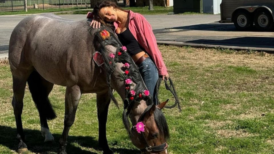 La modelo está gozando de sus grandes pasiones, la vida en el campo a lado de sus caballos.