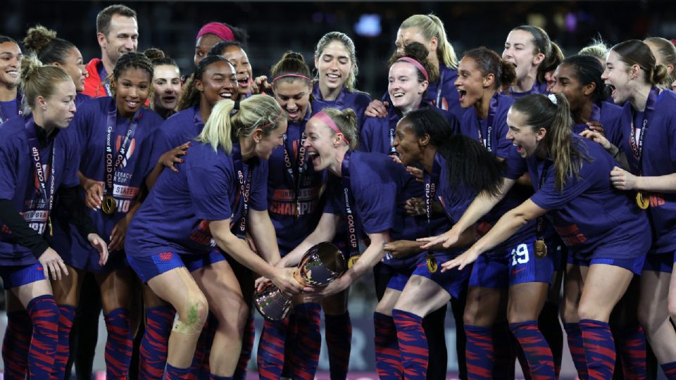 El equipo de fútbol femenino celebra, tras el triunfo frente a Brasil.