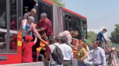 VIDEO: Por manifestación, pasajeros abren puertas y se bajan de Metrobús sobre avenida Insurgentes