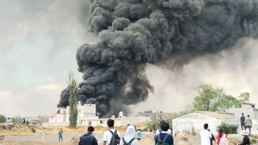 Reportan fuerte incendio en bodega de llantas de San Andrés Cuexcontitlán, Edomex