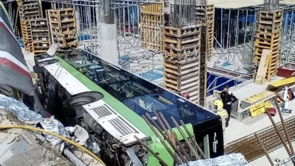 El autobús de pasajeros cayó a una obra en construcción.