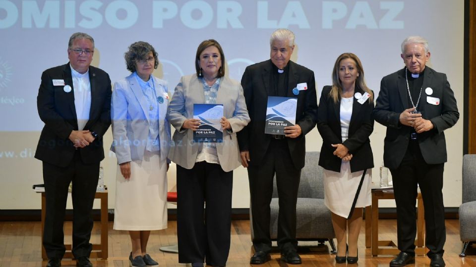 La candidata Xóchitl Gálvez firma el Compromiso Nacional por la Paz de la CEM: