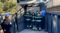 Mujer queda atrapada en elevador del Metrobús "La Virgen"; bomberos trabajan para liberarla