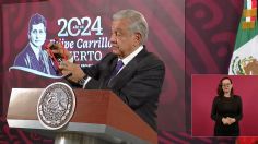 AMLO muestra resorteras, piedras y balines de presuntos normalistas que derribaron la puerta de Palacio Nacional