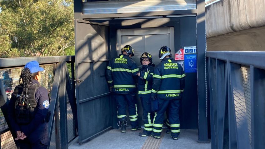 Mujer queda atrapada en elevador del Metrobús "La Virgen"; bomberos trabajan para liberarla