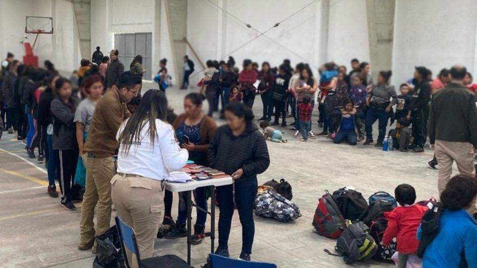 Tras ser rescatados, los migrantes fueron evaluados para garantizar su buen estado de salud.