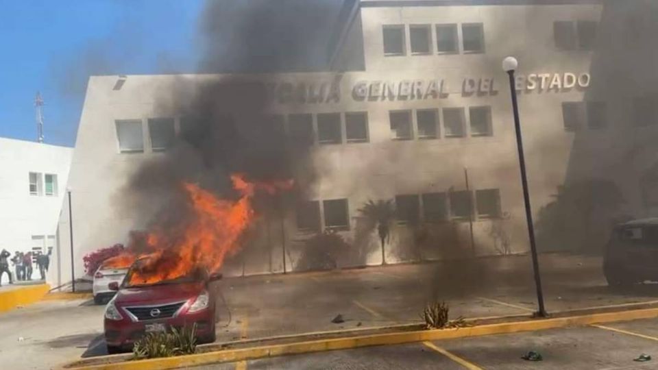 Normalistas vandalizan fiscalía de Guerrero