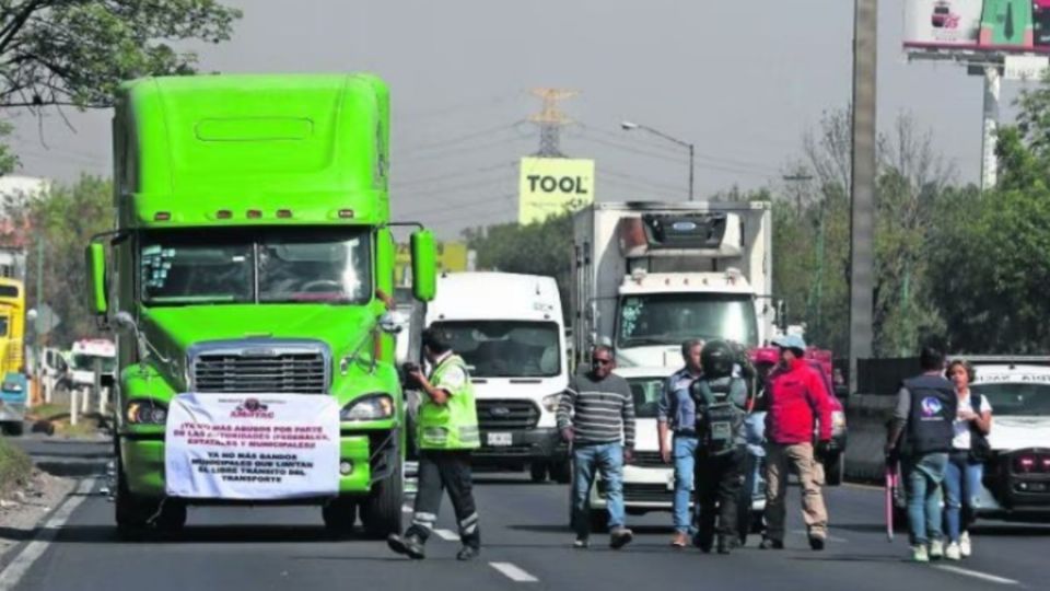 Autoridades prometieron pensiones para las esposas de transportistas asesinados.