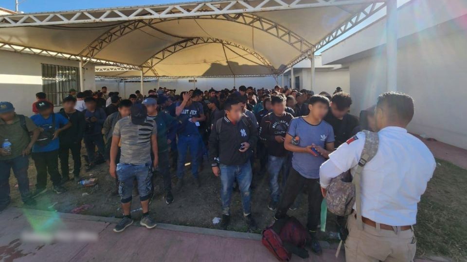 Los 221 migrantes fueron evaluados por paramédicos en el lugar.