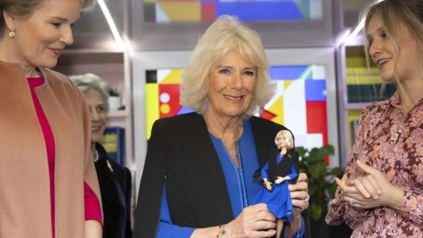 Reina Camila recibe una Barbie a su imagen y semejanza