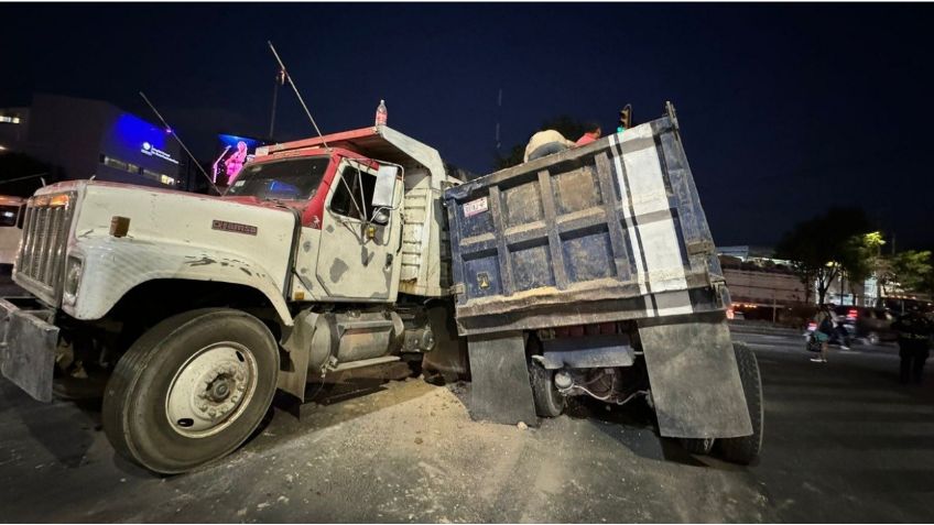 Accidente en Álvaro Obregón desquicia el tráfico en Avenida Revolución: se vence caja de camión