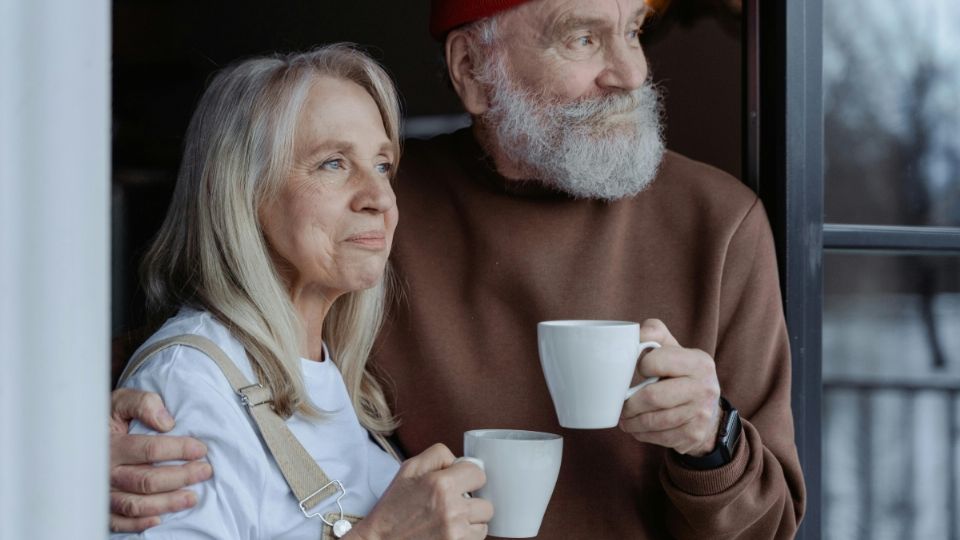 Pareja de abuelos tomando un café